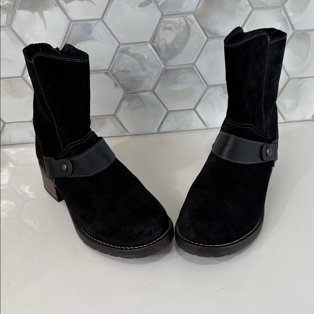 'Taos Craft black suede ankle boots.
